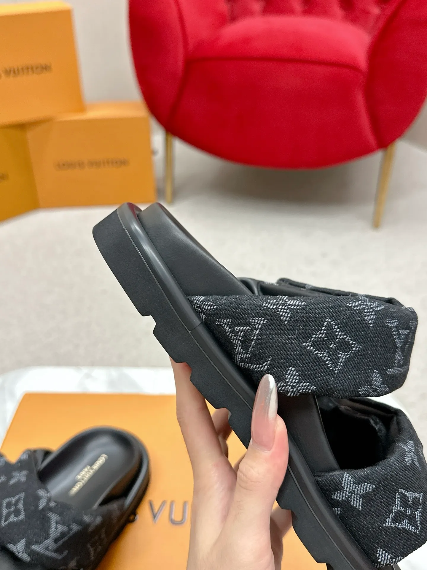 P340 yuan LV Louis Vuitton Full of high-end feel! A popular model among bloggers at home and abroad, it’s retro and fashionable, and looks stunning on your feet! Mainly recommended model on the official website★ ━━━━━ ЅᏇєєt ━━━━━ ▪️Upper: original calfskin ➕5D printing process ▪️Inner: imported mixed sheepskin ▪️Outsole: original molded foam outsole ▪️Size: Female 35-40 Men's 39-44 (women's 41 men's 45)